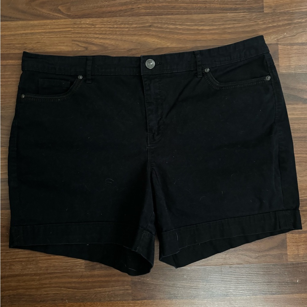 Gloria Vanderbilt All Around Slimming Effect black shorts size 16